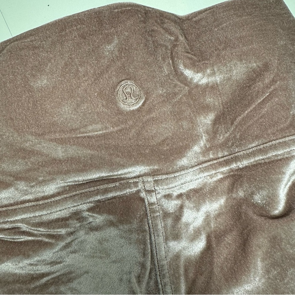 Lululemon Wunder Lounge High-Rise Tight 28" *Velvet
Spanish Oak Size 6 - Picture 5 of 6